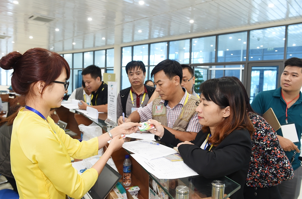 Nhân viên Viettel cấp thẻ SIM 4G miễn phí. Trong Tuần lễ Cấp cao APEC, bên cạnh việc cung cấp dịch vụ mạng LAN và wifi miễn phí, Viettel còn chuẩn bị khoảng 3.000 SIM 4G để cung cấp cho các phóng viên. Ngoài ra, Viettel sẵn sàng bán cho những người có nhu cầu mua thêm SIM 4G ngay tại Trung tâm Báo chí Quốc tế (IMC).